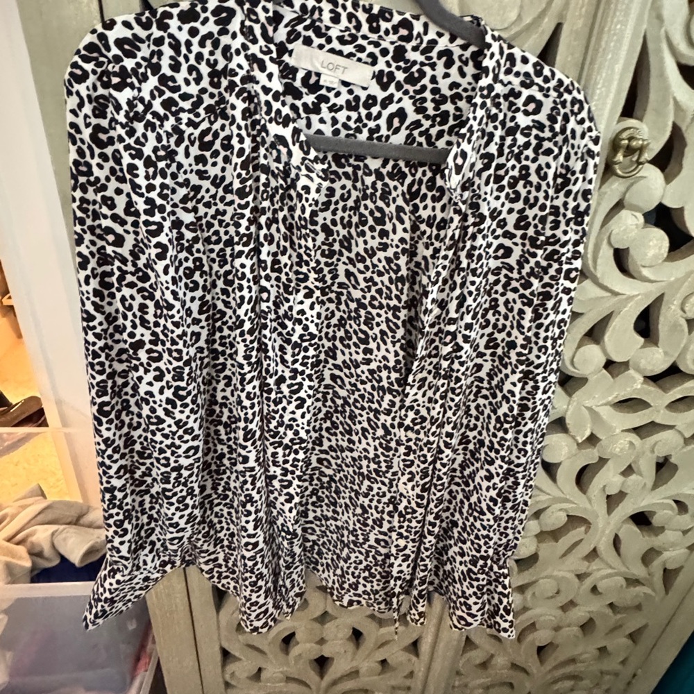 LOFT Black and White Relaxed Pleated Long Sleeve Blouse